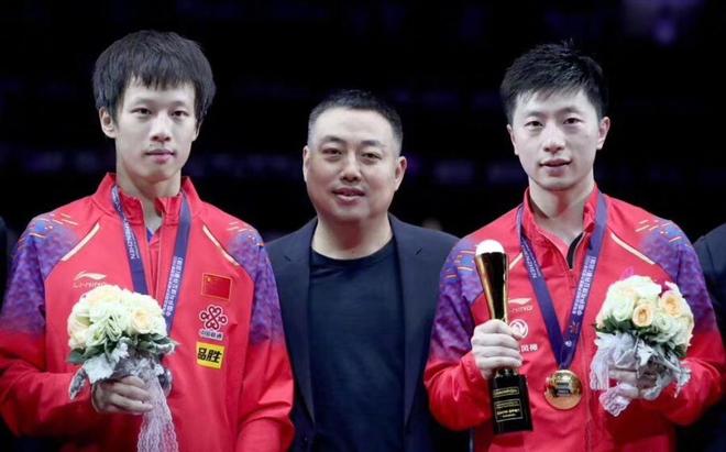 他在接受采 他在接受采